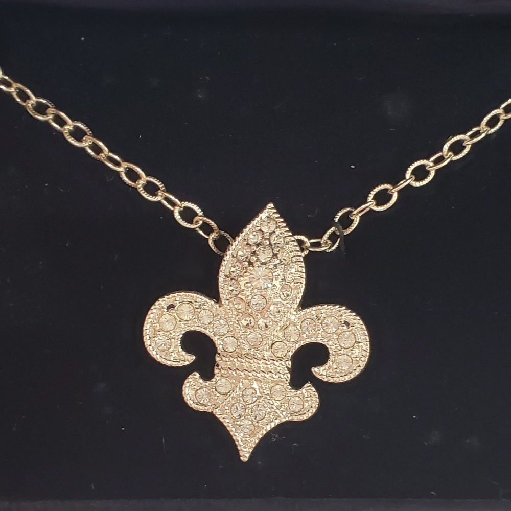 Elegant Silver Fleur-de-Lis Necklace